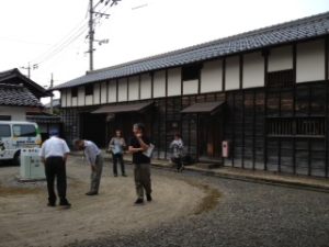 「門脇家住宅」建物周辺見学の様子