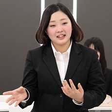 プレゼンテーションする学生