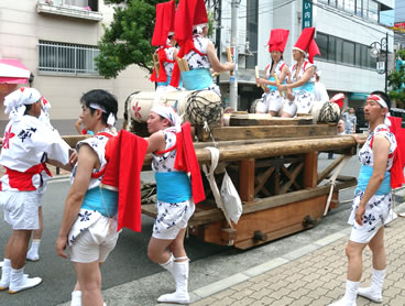 勇壮で迫力のある枕太鼓　　