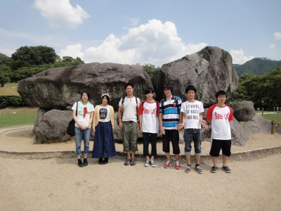 明日香村石舞台古墳の前