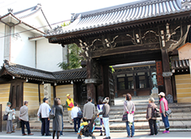 豪壮な佇まいを見せる本願寺別院