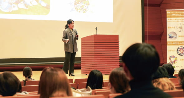 プレゼンテーション大会で発表する学生