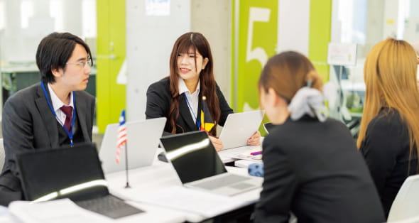 グループワークで議論する学生