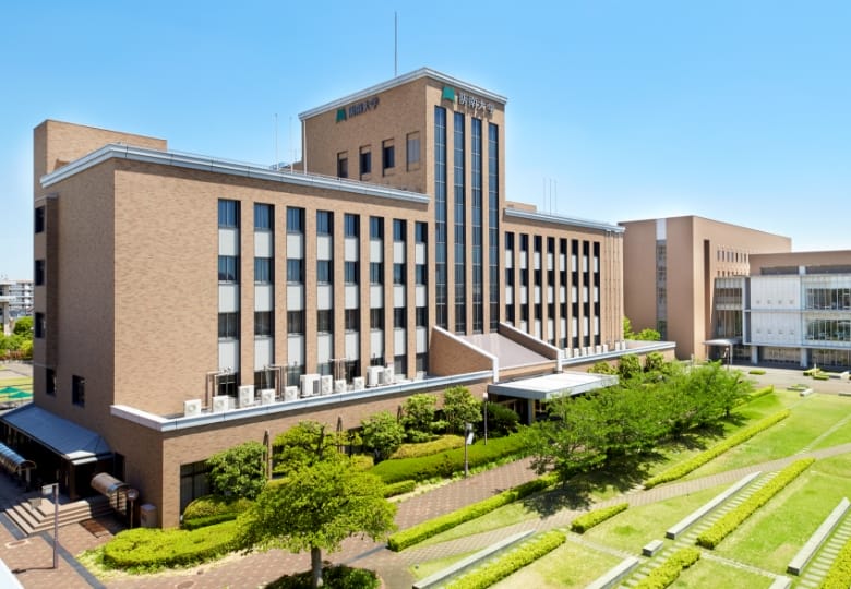 青空と緑に囲まれた阪南大学本キャンパス