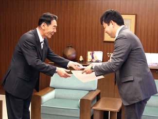 表彰される関准教授