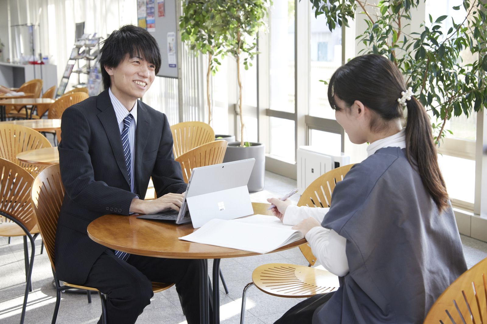 学生と打ち合わせをする職員