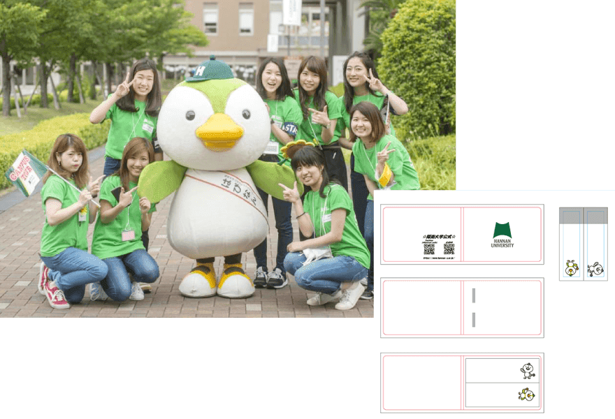 ゆるキャラとの写真と、QRコードが印刷された付箋紙の写真